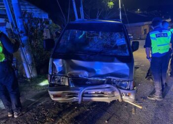 KEADAAN sebuah van yang terbabit kemalangan dengan kenderaan polis selepas pemandunya cuba melarikan diri dalam pemeriksaan polis dalam satu kejadian di Taman Cengal Utama, Seremban, awal pagi tadi.