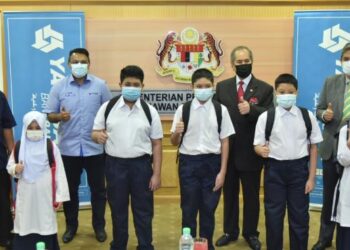 WAN Junaidi (belakang dua, kanan) hadir menyampaikan replika cek sumbangan dalam satu majlis ringkas di Pejabat Menteri Pembangunan Usahawan dan Koperasi, di sini hari ini.