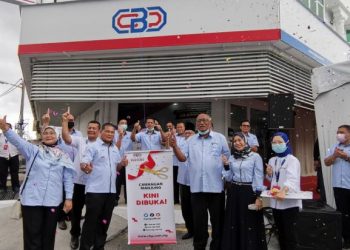KAMARI Zaman Juhari (tiga dari kanan) bersama pengurusan dan kakitangan CBP pada majlis perasmian pembukaan cawangan bank itu di Seri Manjung hari ini. - UTUSAN/SHAMSUL KAMAL AMARUDIN