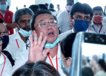 THOMAS SU membantah tindakan penganjur membuka pendaftaran kepada perwakilan melebihi masa ditetapkan semasa Konvensyen DAP Perak di Ipoh hari ini. - UTUSAN/ZULFACHRI ZULKIFLI