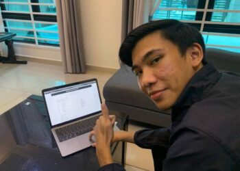 Muhammad Danish Mohammad menunjukkan isyarat bagus di rumahnya di Shah Alam, Selangor.