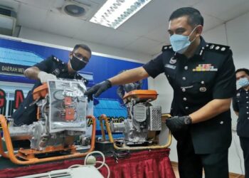 AFZANIZAR Ahmad (kanan) menunjukkan mesin pam air yang dicuri suspek ketika sidang akhbar di IPD Melaka Tengah, Melaka. - UTUSAN/DIYANATUL ATIQAH ZAKARYA