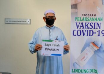 ABDUL Hadi Awang selesai menerima suntikan vaksin Covid-19 di Klinik Kesihatan Chendering di Kuala Terengganu, hari ini.