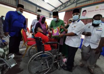 SYED Ibrahim Kaser  (kanan) bersama Abdul Hamid (dua dari kanan) menyampaikan sumbangan kepada golongan memerlukan dalam Majlis Jelajah Ihya Ramadan Ehsan 2021 di Seremban hari ini. -FOTO/AFIFI HAFIZ MOHD NOR