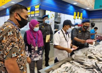 ADNAN (tengah) ketika melakukan pemantauan harga di Mydin Kubang Kerian dalam program Walkabout SHMMP Hari Raya Puasa 2021 hari ini. - UTUSAN/ROSALWANI CHE SOH