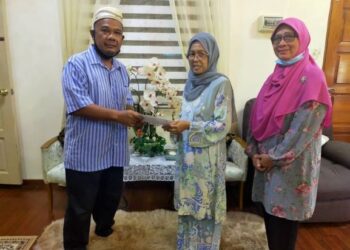 AZEMI Azizan menyampaikan sumbangan khairat kematian kepada Norjannah Khairuddin  di rumahnya di Persiaran Sultan Abdul Hamid, Alor Setar hari ini.