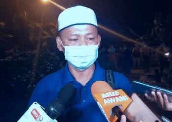 KAMARUDDIN Yusof ketika ditemui pemberita di Tanah Perkuburan Taman Koperasi Serkam Darat, Melaka. - UTUSAN/HADI AB. MANAP