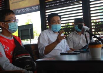 NG Kian Nam (tengah) dalam sidang akhbar pelancaran Kempen Mempertahankan Hak Penghantar Makanan di Malaysia di Seremban hari ini. - UTUSAN/MUHAMMAD IZZAT TERMIZIE.
