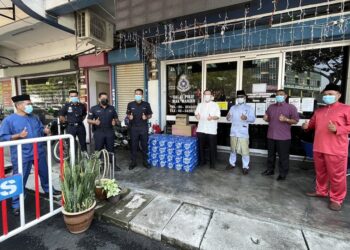 LIM GUAN ENG (baju putih menyerahkan sumbangan kepada Balai Polis Butterworth