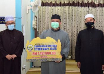 TUANKU Syed Faizuddin (tengah) menyempurnakan majlis penyampaian bantuan fitrah MAIPs 2021 di Masjid Muhammadiyah Guar Gajah, Arau, Perlis hari ini.- UTUSAN