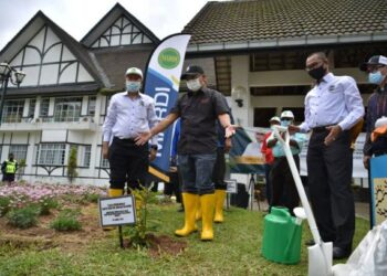 DR. RONALD Kiandee (tengah) merasmikan  Pusat Kecemerlangan Pertanian Hijau MARDI di Cameron Highlands hari ini. Turut kelihatan  
Dr Mohamad Roff (kiri) dan Dr. Mohamad Zabawi 
- UTUSAN