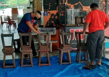 Tiga pekerja Restoran Asam Pedas JR sedang membersihkan ruang kedai di Medan Selera Pahlawan Walk, Bandar Hilir, Melaka. UTUSAN /AMRAN MULUP.