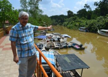 AHMAD ISMAIL menunjukkan kawasan habitat semula jadi di Sungai Timun dekat sini yang boleh terjejas sekiranya projek KLIP dilaksanakan di Kuala Linggi, Melaka.-UTUSAN/ZAKKINA WATI AHMAD TARMIZI.