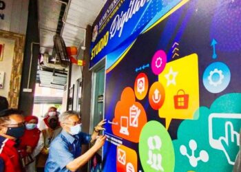 MANSOR Othman (depan) ketika merasmikan Studio Digital Dato' Haji Mansor Bin Othman di PPD SPS, Nibong Tebal, Pulau Pinang.