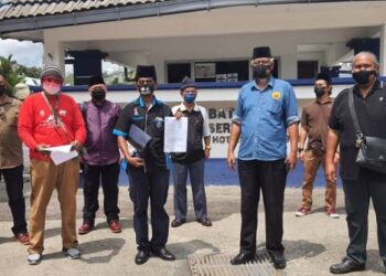 ABDUL Rahim Omar (lima, dari kiri) bersama wakil lapan NGO membuat laporan polis di IPD Seremban, Seremban 2 di sini berhubung hantaran di akaun Facebook 'Love From LGBTQ Malaysia' yang dilihat menggunakan kalimah Allah dan menghina Islam.-UTUSAN/NOR SHAFAWATI YUP.