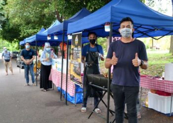 SEBAHAGIAN peniaga yang terdiri daripada pramugara yang menjual juadah berbuka puasa di bazar Ramadan kru kabin di Kota Seriemas, Nilai, semalam. – UTUSAN/ZAKKINA WATI AHMAD TARMIZI