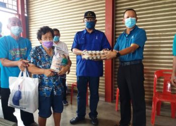 Noh Omar (dua dari kanan) menyerahkan sumbangan barangan keperluan kepada ibu tunggal di Pejabat MCA Pasir Penambang, Kuala Selangor, Selangor, hari ini. -UTUSAN/ ISKANDAR SHAH MOHAMED