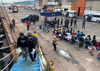 PATI warga Filipina yang diusir keluar dari Pelabuhan Sandakan, Sabah semalam