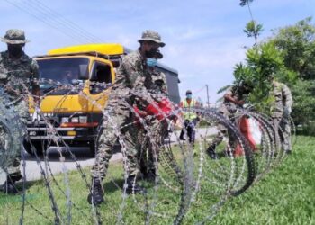 ANGGOTA tentera memasang kawat duri di Taman Kerian Tambahan yang akan dilaksanakan PKPD berkuatkuasa tengah malam ini. - UTUSAN/WAT KAMAL ABAS