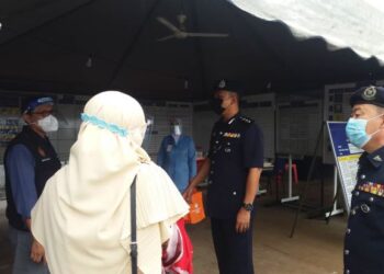 NOR  Omar Sappi (tengah) meninjau markas kesihatan PKPD di kilang YTY Lekir di Lumut hari ini. - UTUSAN
