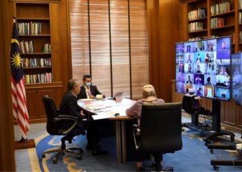 MUHYIDDIN YASSIN  mempengerusikan  mesyuarat ketiga NEC yang diadakan secara persidangan video, hari ini.