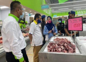 AZIZAN Sulaiman (dua dari kiri) bersama Norazah Jaapar melakukan pemeriksaan dan tinjauan SHMMP 2021  di Pasar Raya Besar Giant, Kangar, Perlis hari ini.- UTUSAN/NAZLINA NADZARI