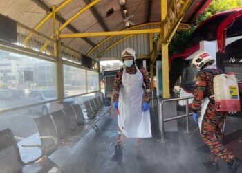 ANGGOTA bomba melakukan  sanitasi awam di stesen bas ekspres Kangar, Perlis hari ini.- UTUSAN/NAZLINA NADZARI