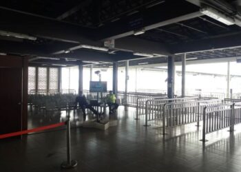 Keadaan ruang menunggu untuk penumpang yang lengang di Terminal Jeti Penumpang Lumut akibat ketiadaan pelancong disebabkan PKP.