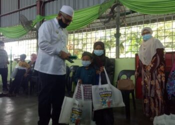 RAZMAN Zakaria menyampaikan sumbangan raya kepada kanak-kanak daripada golongan asnaf, fakir dan miskin serta anak yatim  di Bagan Serai hari ini. - UTUSAN WAT KAMAL ABAS
