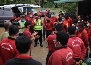 SEBAHAGIAN anggota Unit Amal Pas yang dikerahkan berkhidmat di beberapa kawasan banjir sekitar negeri ini di Johor.