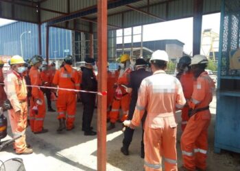 PEKERJA syarikat perindustrian dikompaun kerana melanggar SOP PKP di Kampung Acheh di Lumut hari ini. - UTUSAN/SHAMSUL KAMAL AMARUDIN