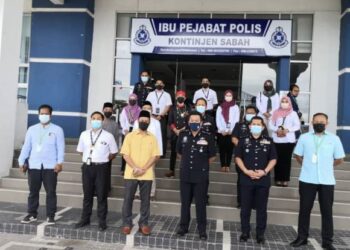 HAZANI GHAZALI (tiga kanan) merakamkan gambar kenangan bersama anggota Kopetro di Ibu Pejabat Polis Kontinjen Sabah hari ini