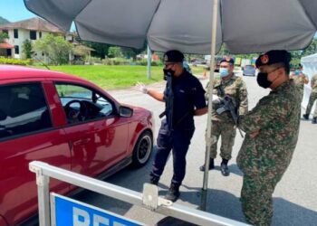 Pasukan petugas di SJR membantu melancarkan pergerakan orang ramai. GAMBAR HIASAN