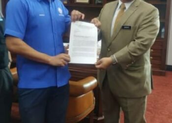 MOHAMAD Yusrizal Yusoff (kiri) menyerahkan memorandum memohon kelonggaran SOP
kepada Muhammad Sanusi Md. Nor di Alor Setar, hari ini. - UTUSAN/MOHD RAFIE AZIMI