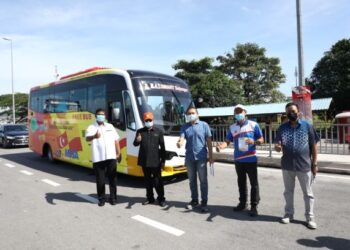 Mohd.Rashidi (kanan) dan Ng Sze Han (tiga dari kiri) menunjukkan isyarat bagus pada Majlis Pelancaran laluan baharu SA09 di Seksyen 32 Shah Alam Selangor semalam.
ABDUL RAZAK IDRIS