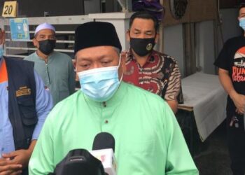 MOHD. Nizar Zakaria ditemui pemberita pada program Penyampaian Sumbangan Palestin Parlimen Parit di Seri Iskandar, Parit semalam. - UTUSAN/MOHAMAD HAFIZI MOHD. SAID