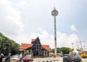 MANGSA terperangkap lebih setengah jam dalam pelantar menara tinjau di Menara Taming Sari, Melaka pada ketinggian 60 meter, kira-kira pukul 5.30 petang semalam. - GAMBAR HIASAN