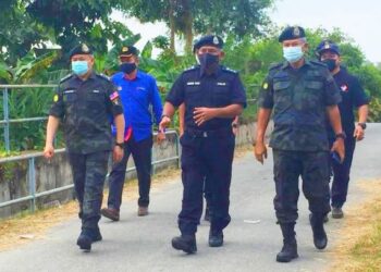 Mohamad Roy Suhaimi Sharif (tengah) memberikan penerangan kepada
Datuk Abd. Rahim Jaafar (kanan) ketika turun padang bersama pegawainya meninjau situasi terkini runtuhan tebing di Kampung Pohon Chelagi, Pasir Mas semalam