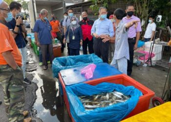 MUSTAPA Mohamed meninjau operasi Pasar Borong Kuala Lumpur hari ini. / GAMBAR FB MUSTAPA MOHAMED