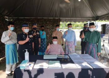 WAN Rosdy Wan Ismail (duduk) dan Abd. Jalil Hassan (dua kiri) serta pegawai Polis Diraja Malaysia (PDRM) dan barisan pemimpin kerajaan negeri ketika melawat SJR di Tanjung Lumpur, di Kuantan, Pahang. 
UTUSAN/KHAIRULMIZAN YAHYA