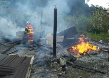 ANGGOTA bomba memadam kebakaran pondok yang menyebabkan seorang lelaki warga emas maut di Tambun, Ipoh hari ini. - GAMBAR IHSAN JBPM Perak