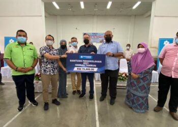 Majlis penyerahan sumbangan Yayasan Bank Rakyat sebanyak RM75,000 kepada 500 murid sekolah rendah dan menengah di sekitar Tambun yang diadakan baru-baru ini