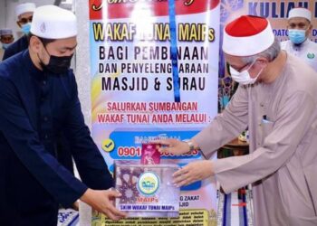 ZULKIFLI Mohamad Al-Bakri (kanan) hadir Kuliah Khas dan Pelancaran Wakaf Tunai Penyelenggaraan Masjid di Masjid Alwi, Kangar, Perlis hari ini.- UTUSAN/NAZLINA NADZARI
