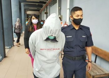 TERTUDUH dibawa keluar dari Mahkamah Sesyen Ipoh di Ipoh hari ini setelah didakwa atas pertuduhan amang seksual ke atas dua anak perempuannya. - UTUSAN/ASLIZA MUSA