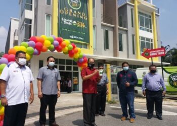 HASNOL (tiga kiri) merasmikan outlet Anjung Coconut Shake 336 di Bestari Jaya, Kuala Selangor, Selangor hari ini.-Foto ISKANDAR SHAH MOHAMED