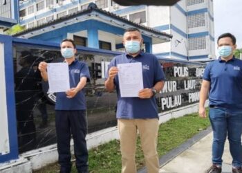 MOHD. Aswaad Jaafar dan ahli Pemuda Gerakan Pulau Pinang membuat laporan polis berhubung isu 'scam' sumbangan vaksin kepada Kerajaan Negeri Pulau Pinang di Georgetown, Pulau Pinang.