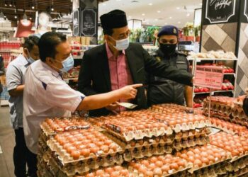 MOHD. Zawawi (tengah) bersama Muhammad Zikril Azan (kiri) menunjukkan harga barang terkawal sewaktu Walkabout Perlaksanaan Skim Harga Maksimum musim perayaan 2021 di Pusat Membeli Belah AEON Shah Alam Selangor pada hari ini. UTUSAN/ZULFADHLI ZAKI