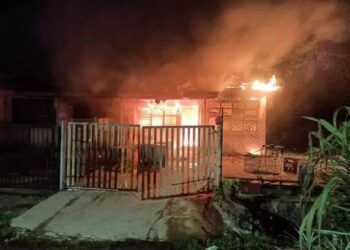 KEADAAN rumah yang dibakar penyewa setelah diarahkan mengosongkan kediaman itu di Jalan Maju 3, Taman Pelangi di Johor Bahru, Johor.