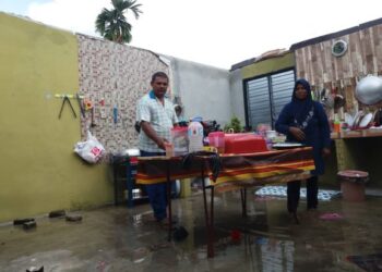 KEADAAN rumah Darus Ain dan Norhayati Jaber yang rosak teruk akibat ribut di PPRT Bumi Hijau, Pengkalan Bharu, Pantai Remis semalam. - UTUSAN/ SHAMSUL KAMAL AMARUDIN