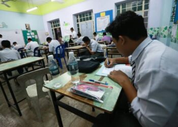 Kementerian Pendidikan perlu mengeluarkan pekeliling mengenai garis panduan guru untuk aktif berpolitik agar tidak menjejaskan tugas hakiki mendidik murid. - UTUSAN/ZULFACHRI ZULKIFLI